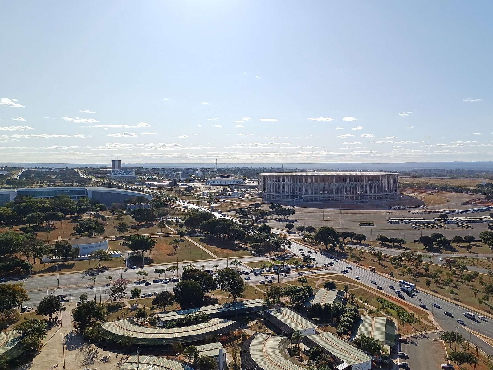 Vista aérea do Eixo Monumental com o Estádio Nacional Mané Garrincha, o ginásio Nilson Nelson e a rodoviária interestadual de Brasília