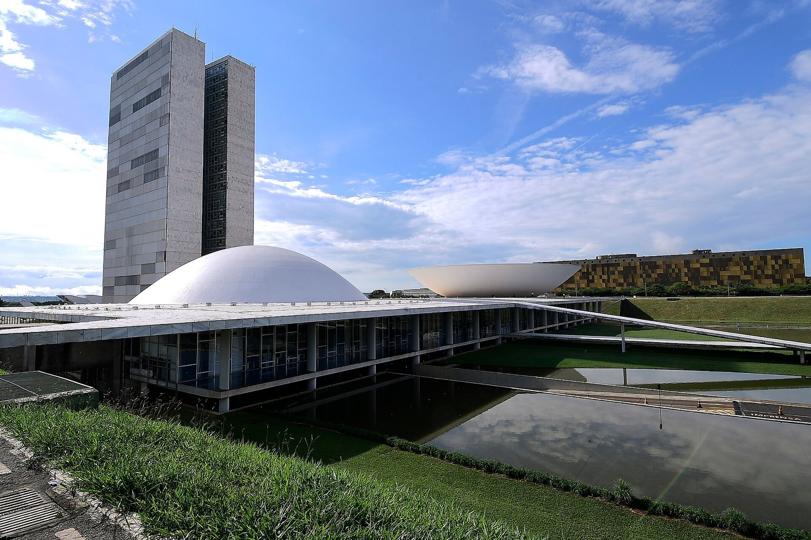 Fachada do Palácio do Congresso Nacional, em Brasília, com as cúpulas e o edifício anexo