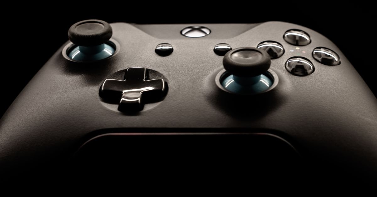 Close-up de controle de videogame sobre fundo escuro