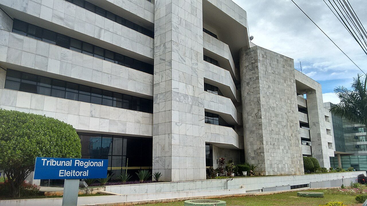 Placa e fachada da sede do Tribunal Regional Eleitoral do Distrito Federal, em Brasília
