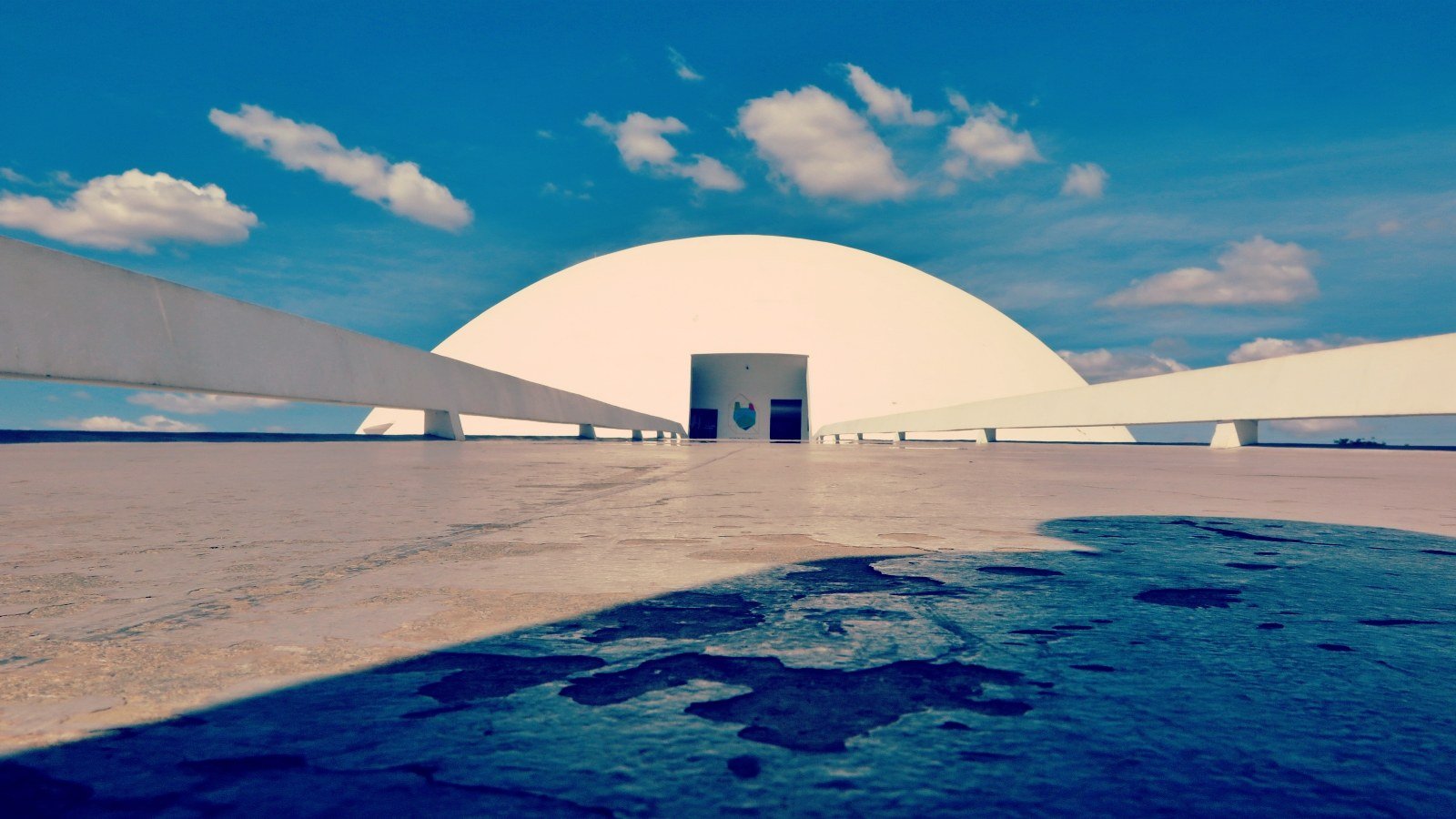 Rampa de acesso à cúpula do Museu Nacional da República, em Brasília, sob céu azul