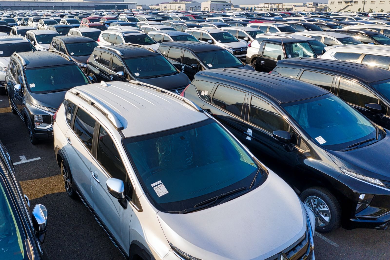 Pátio com dezenas de carros novos estacionados lado a lado, imagem de arquivo