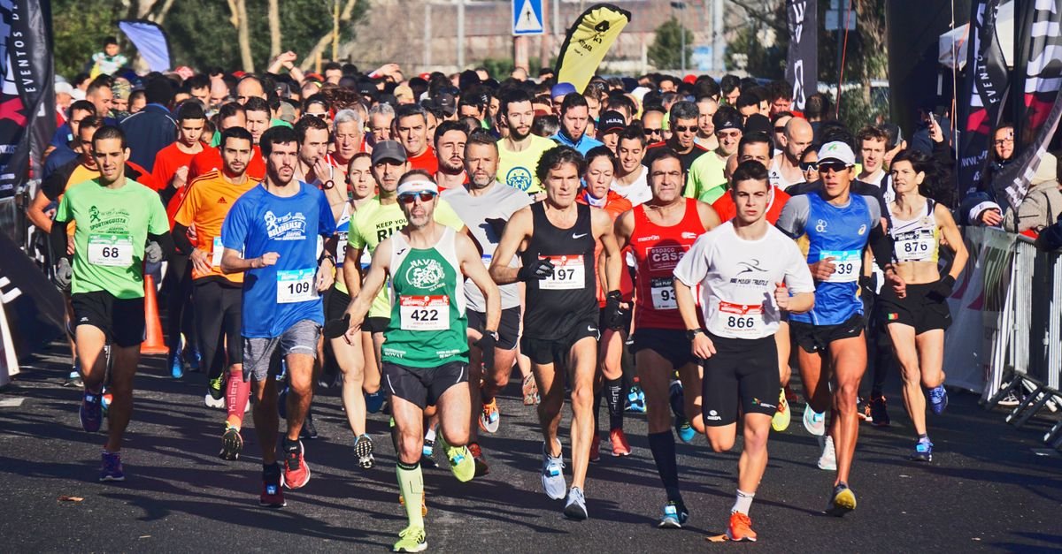 Grupo de corredores na largada de uma prova de rua