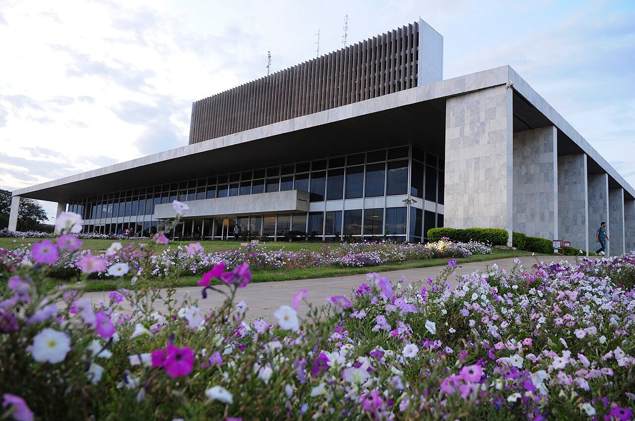 Palácio do Buriti visto de fora, com canteiro de flores em primeiro plano
