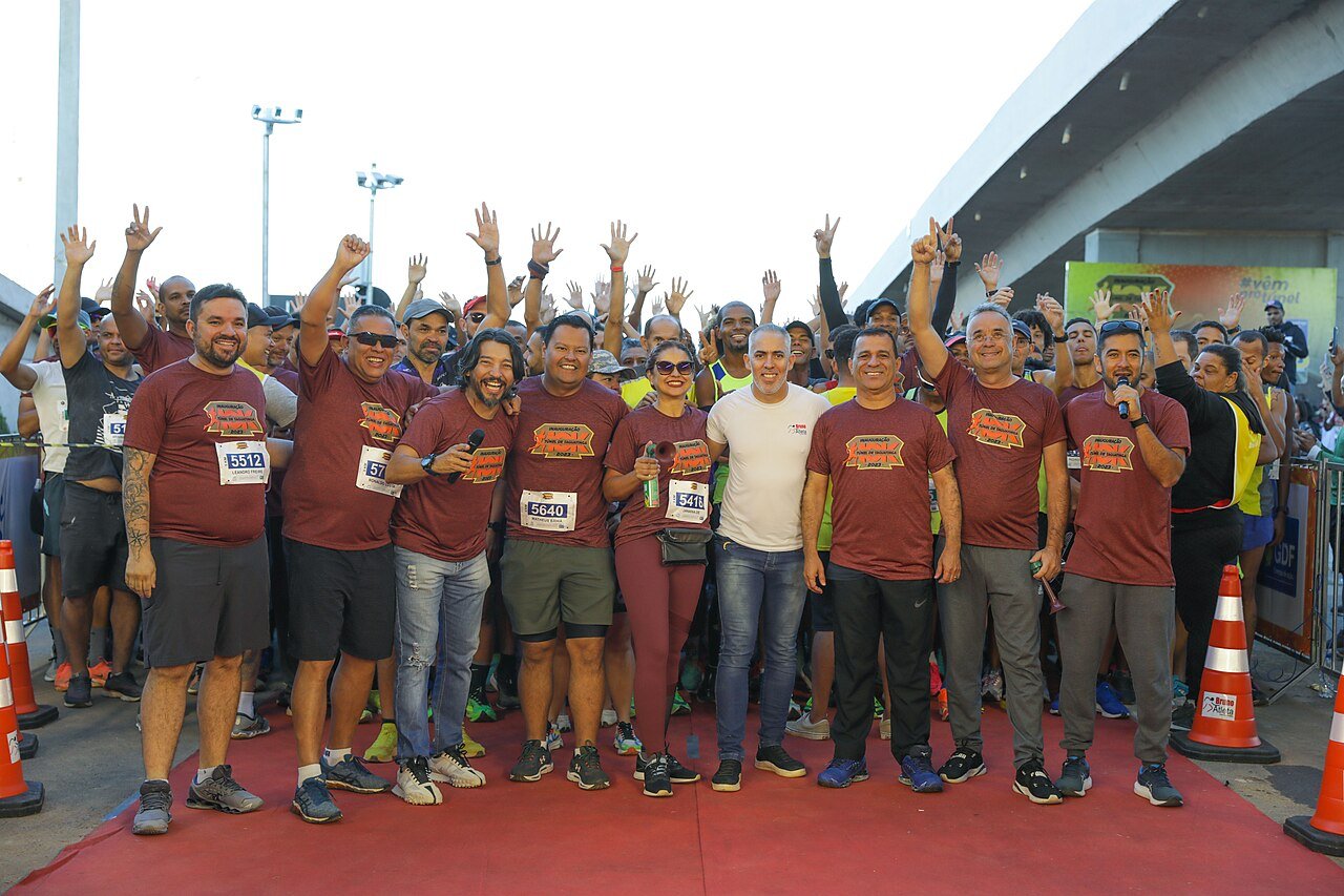 Corredores posam para foto antes da largada de uma corrida de rua do GDF, em arquivo de 2023