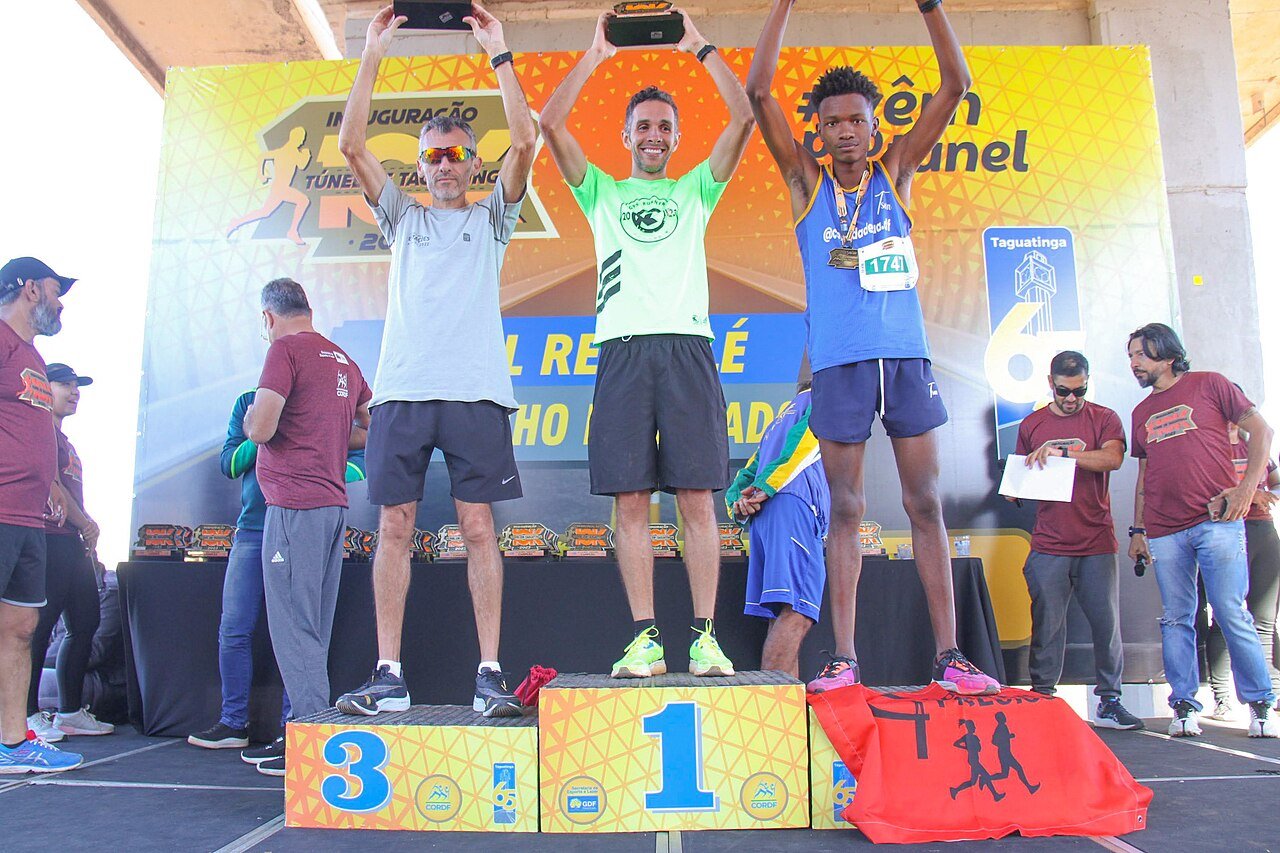 Fileira de troféus de uma corrida de rua promovida pelo GDF, em foto de arquivo de 2023