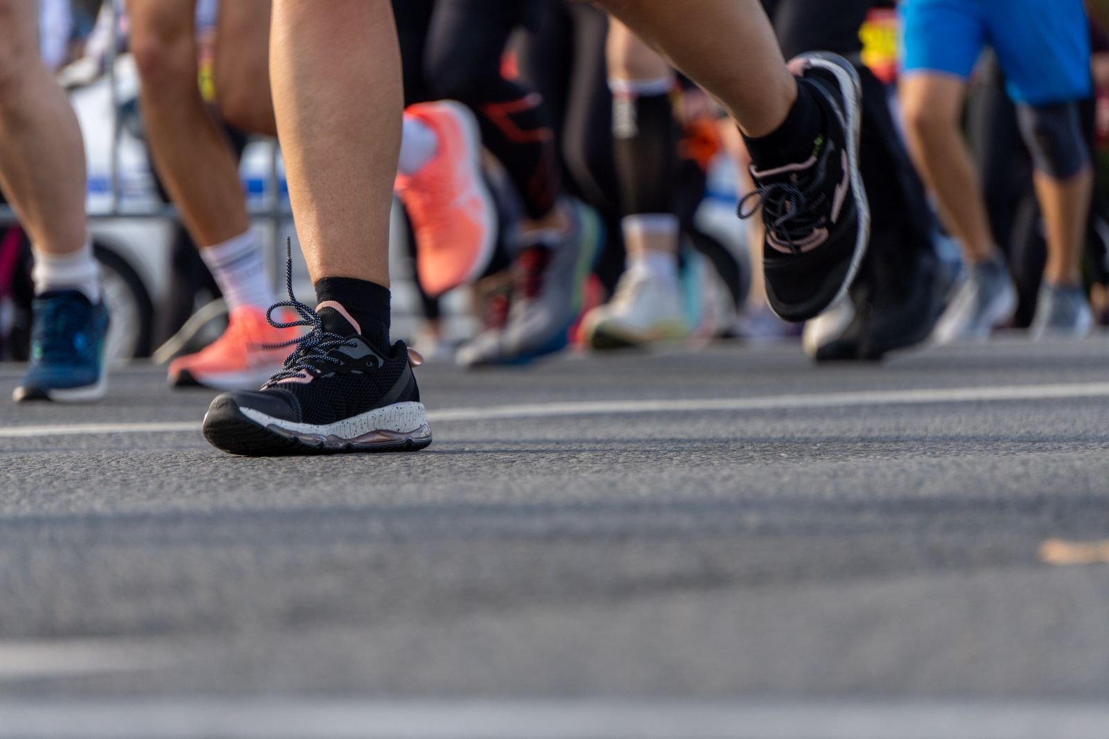 Pés de corredores em uma prova de rua, em foto de arquivo