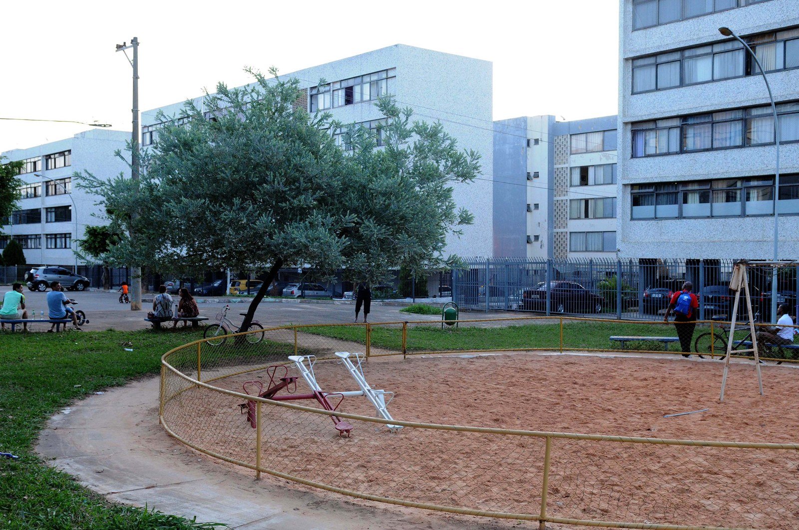 Praça com área de areia e brinquedos em frente aos blocos residenciais do Cruzeiro, no DF (foto de arquivo)