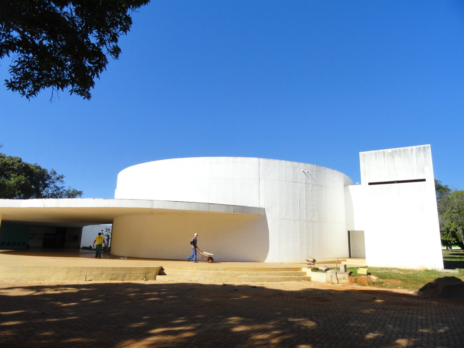 Prédio circular branco do Clube do Choro, em Brasília, sob céu azul