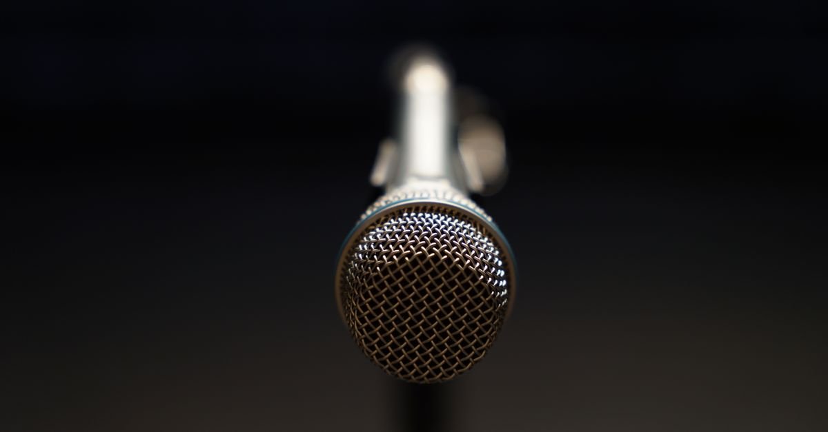 Microfone de palco em close, com fundo escuro