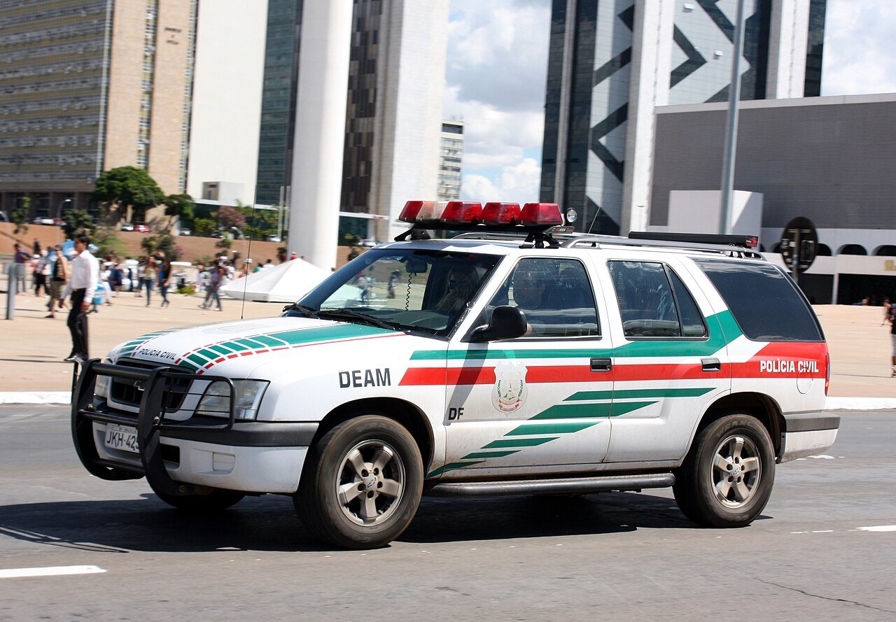 Viatura da Delegacia Especial de Atendimento a Mulher da Policia Civil do Distrito Federal em via de Brasilia
