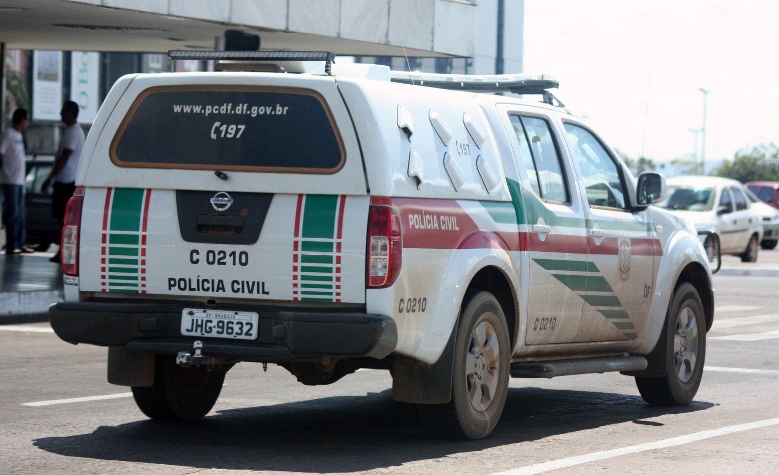 Viatura da Polícia Civil do Distrito Federal com o telefone 197 escrito no vidro traseiro