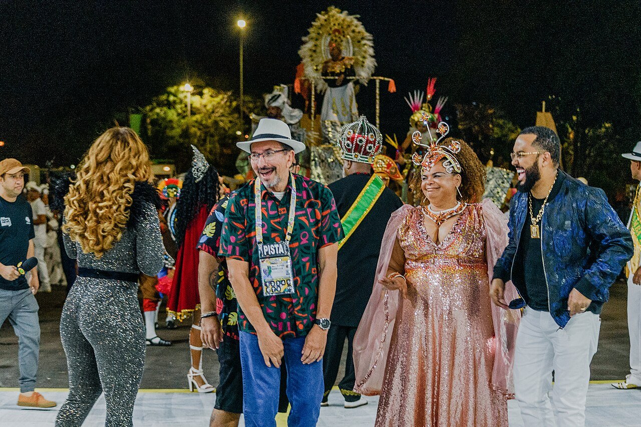 Escola de samba na passarela durante desfile em Brasília