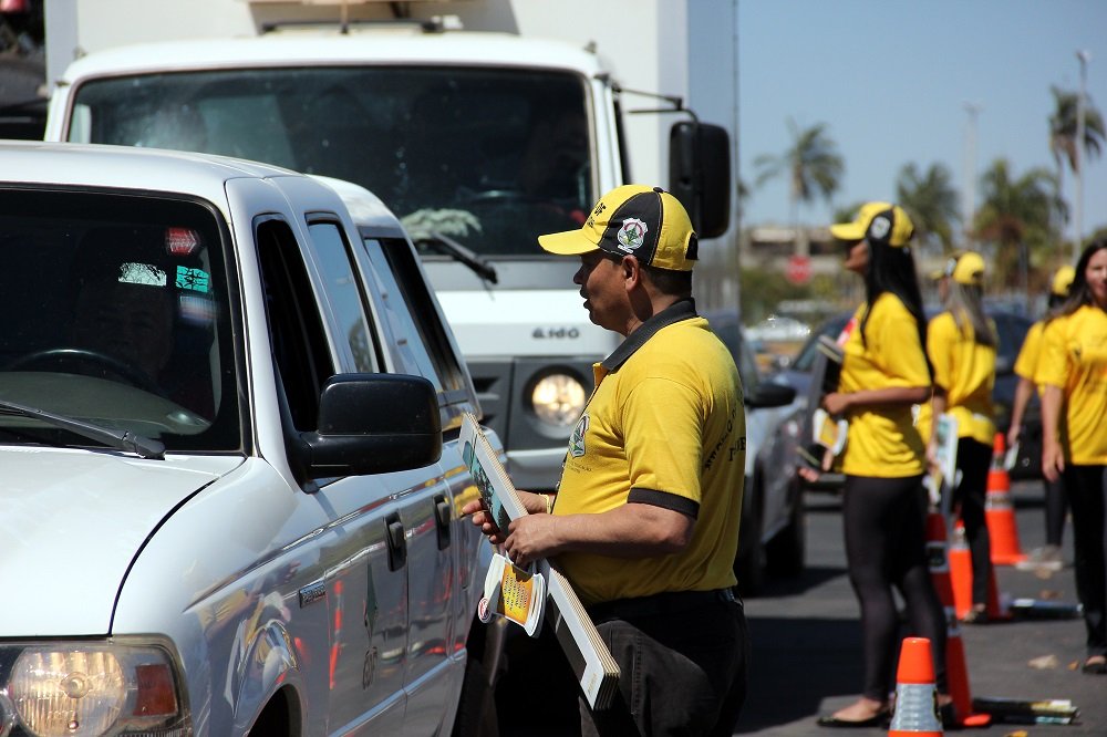 Agentes do Detran orientam motoristas durante blitz educativa