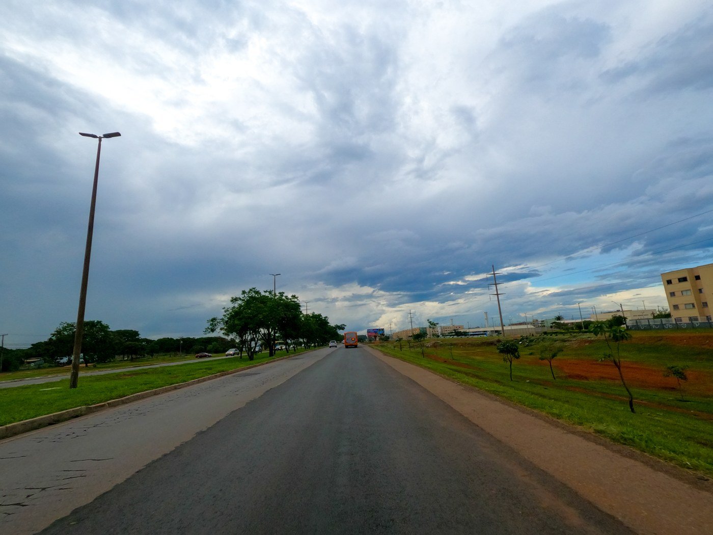 Pista da DF-001 com céu carregado de nuvens de chuva