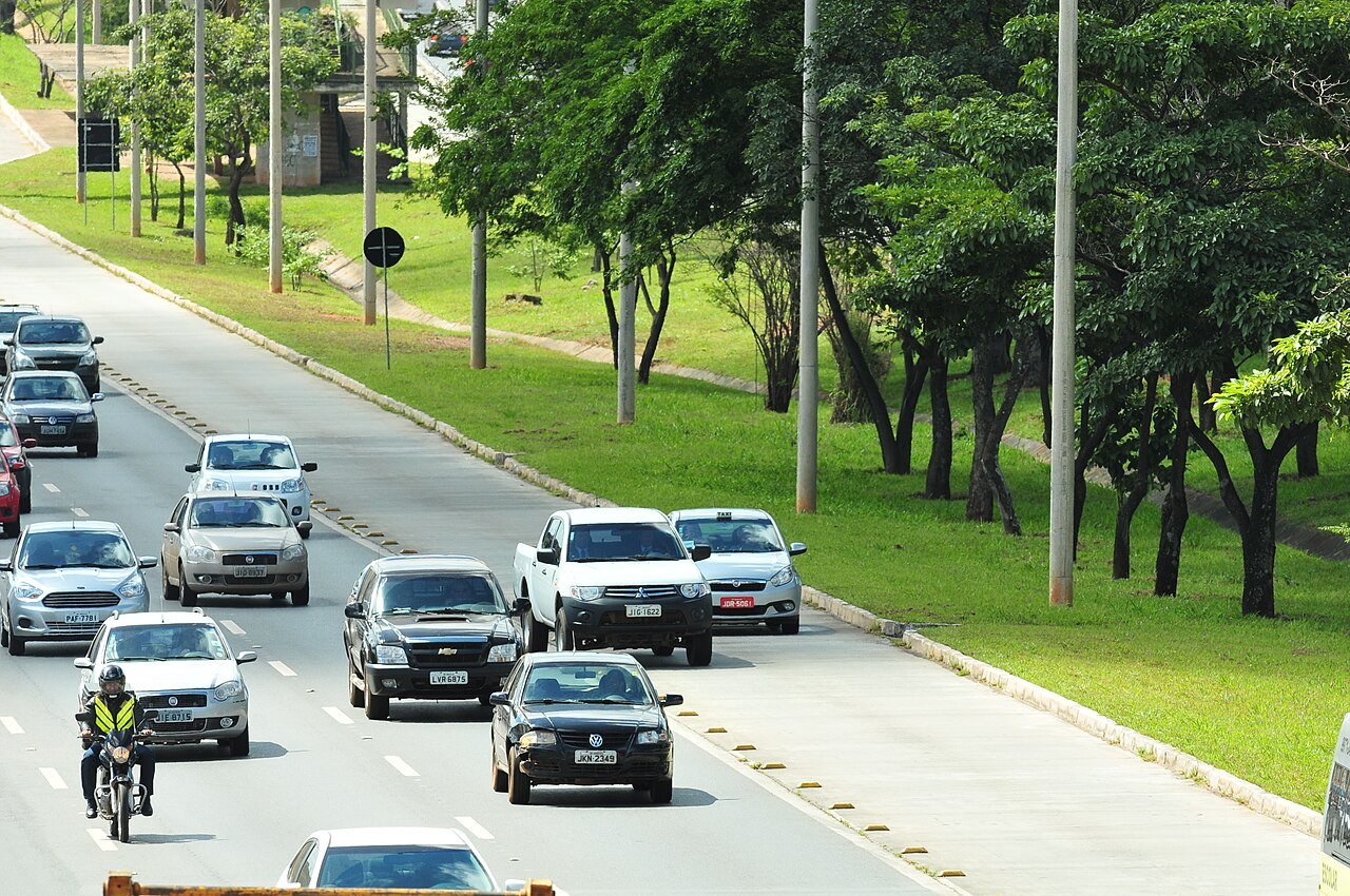 Veículos trafegam em rodovia do Distrito Federal