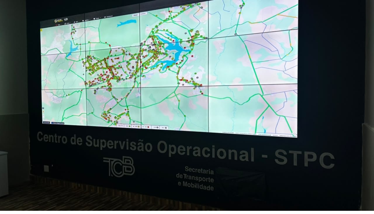 Painel do Centro de Supervisão Operacional do transporte público do DF mostra mapa com os ônibus em circulação