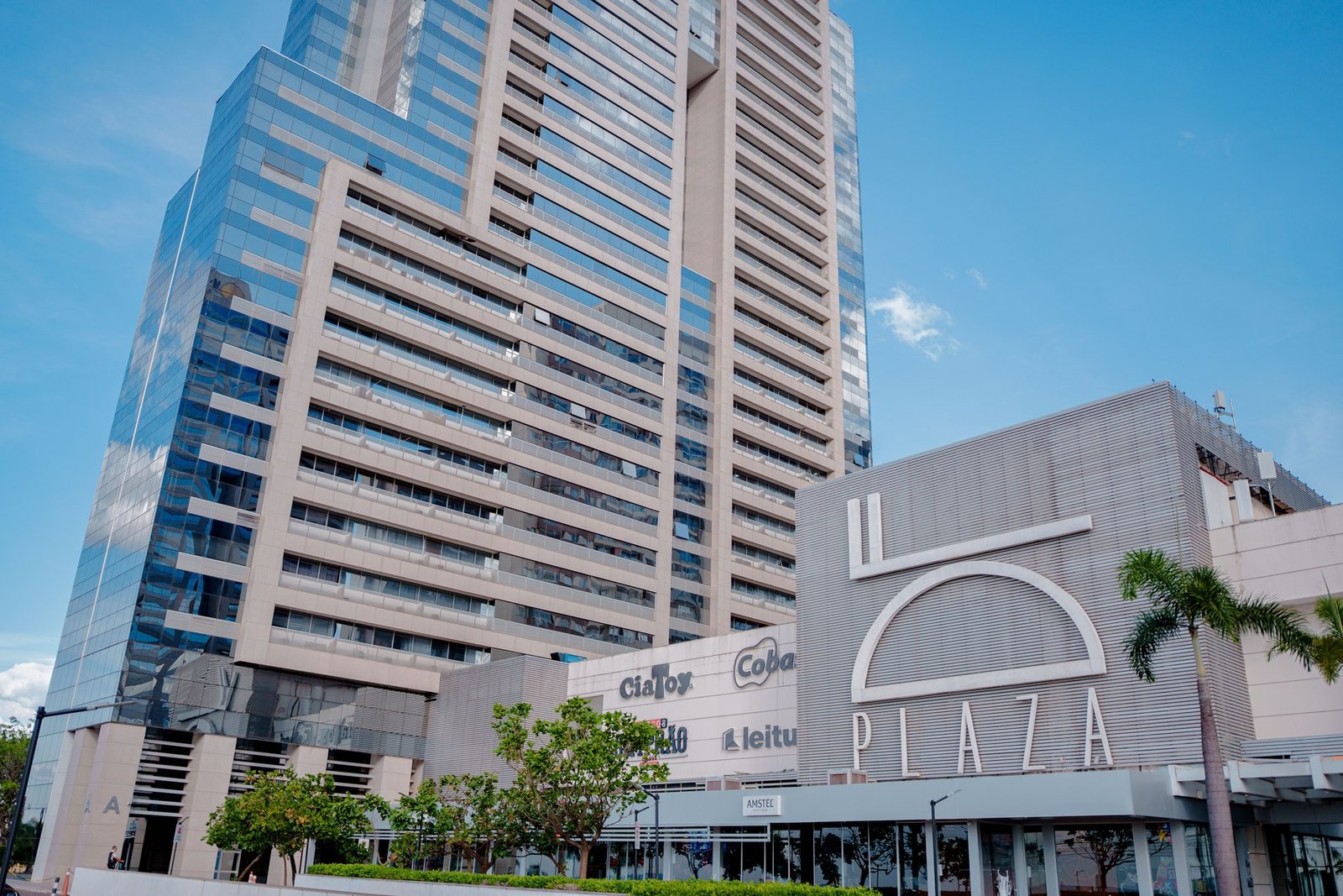 Fachada do DF Plaza Shopping em dia de céu azul, com a torre de vidro do complexo ao lado