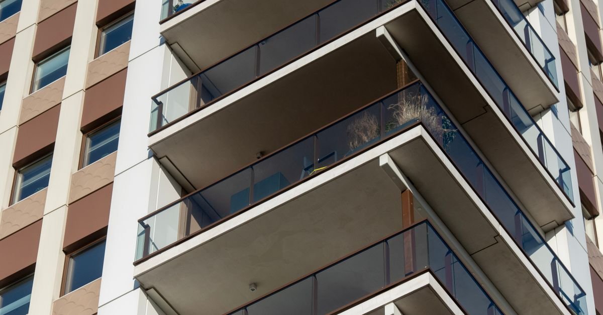 Detalhe das sacadas de um edifício residencial moderno