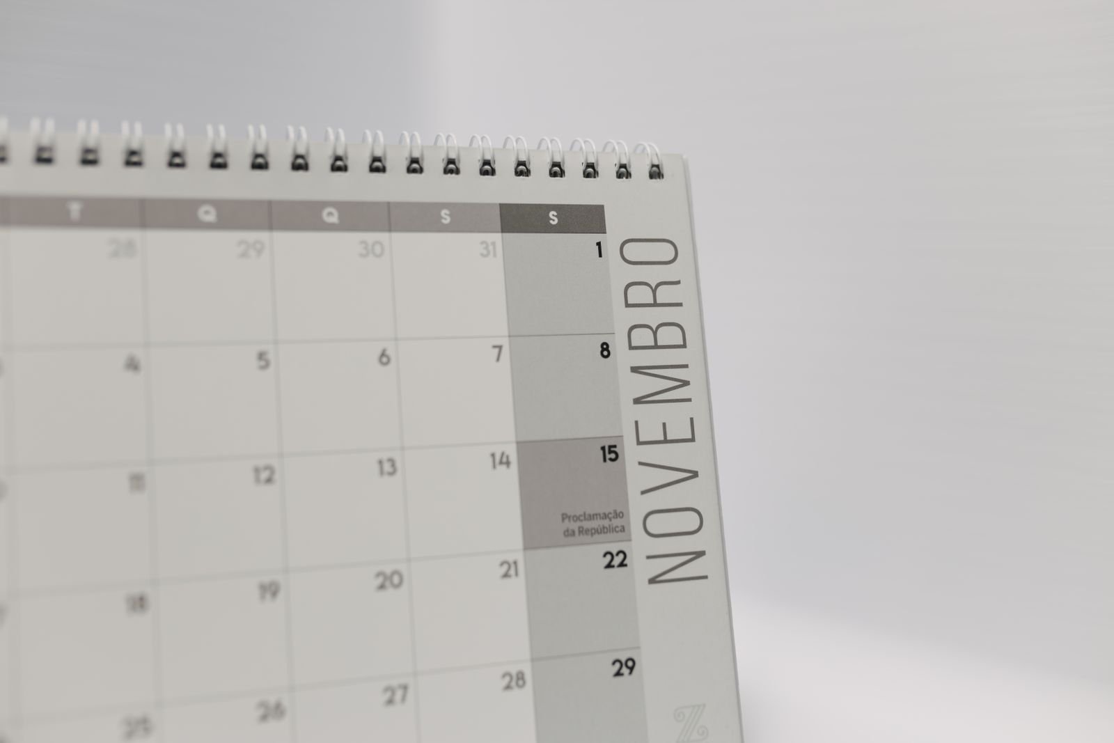 Calendário de mesa aberto na página de novembro