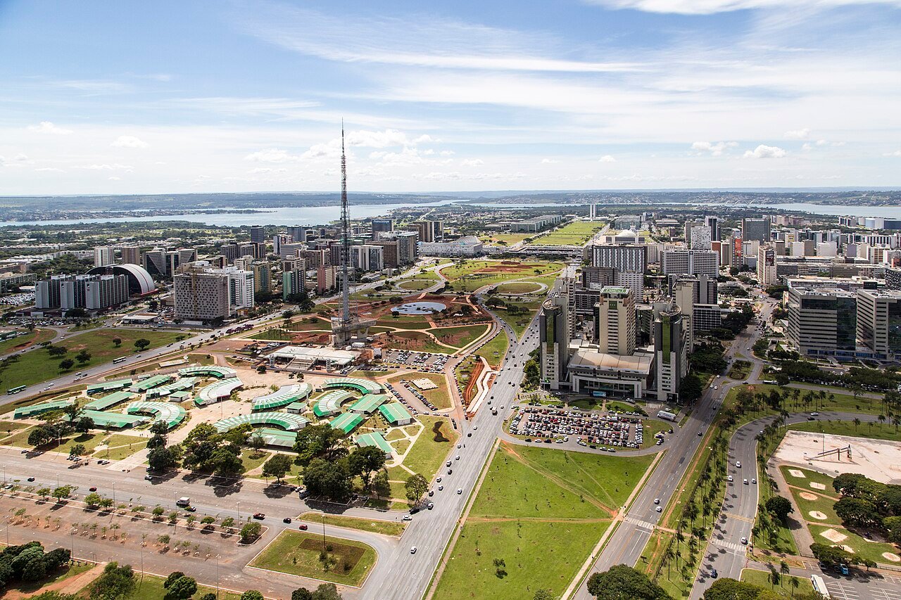 Vista aérea do Eixo Monumental, em Brasília, com a Torre de TV e as vias N1 e S1