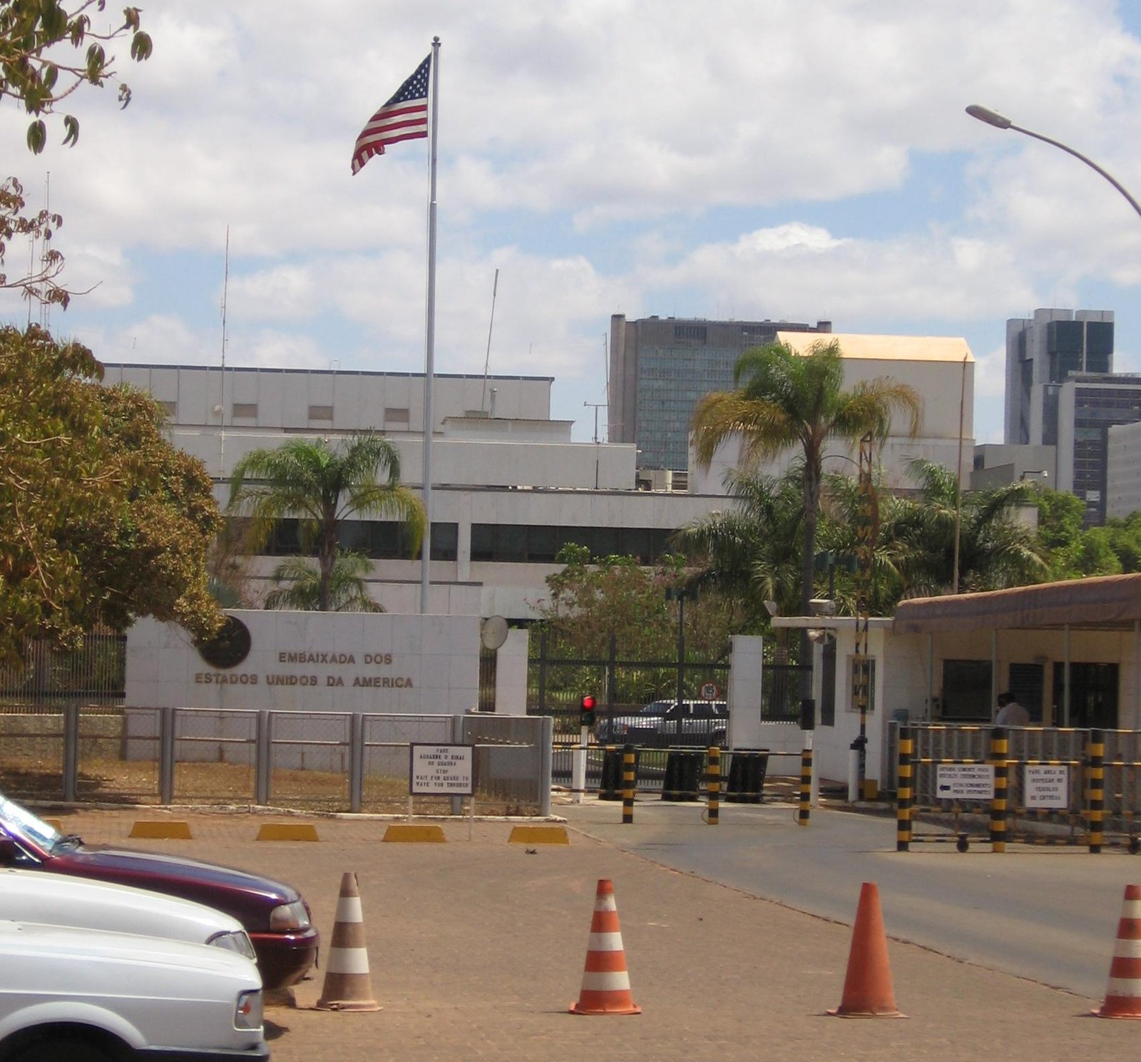 Entrada da Embaixada dos Estados Unidos da América em Brasília, com a placa de identificação no muro