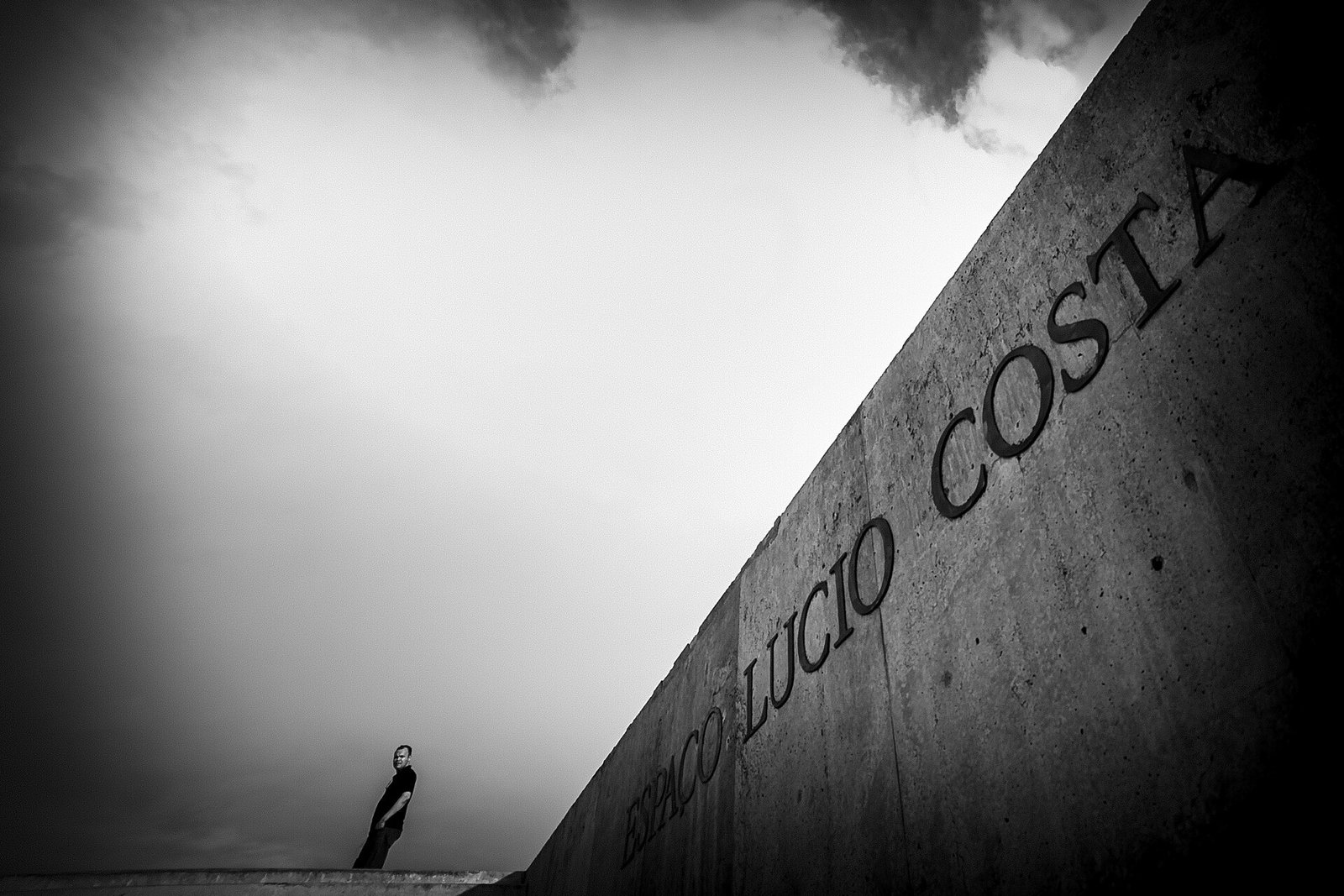 Parede de concreto com o nome Espaço Lucio Costa gravado, na entrada da galeria na Praça dos Três Poderes