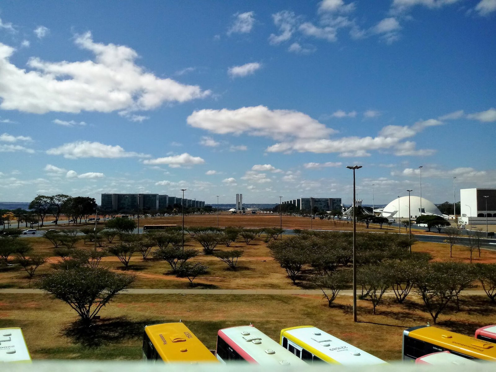 Vista da Esplanada dos Ministérios com ônibus em primeiro plano em Brasília
