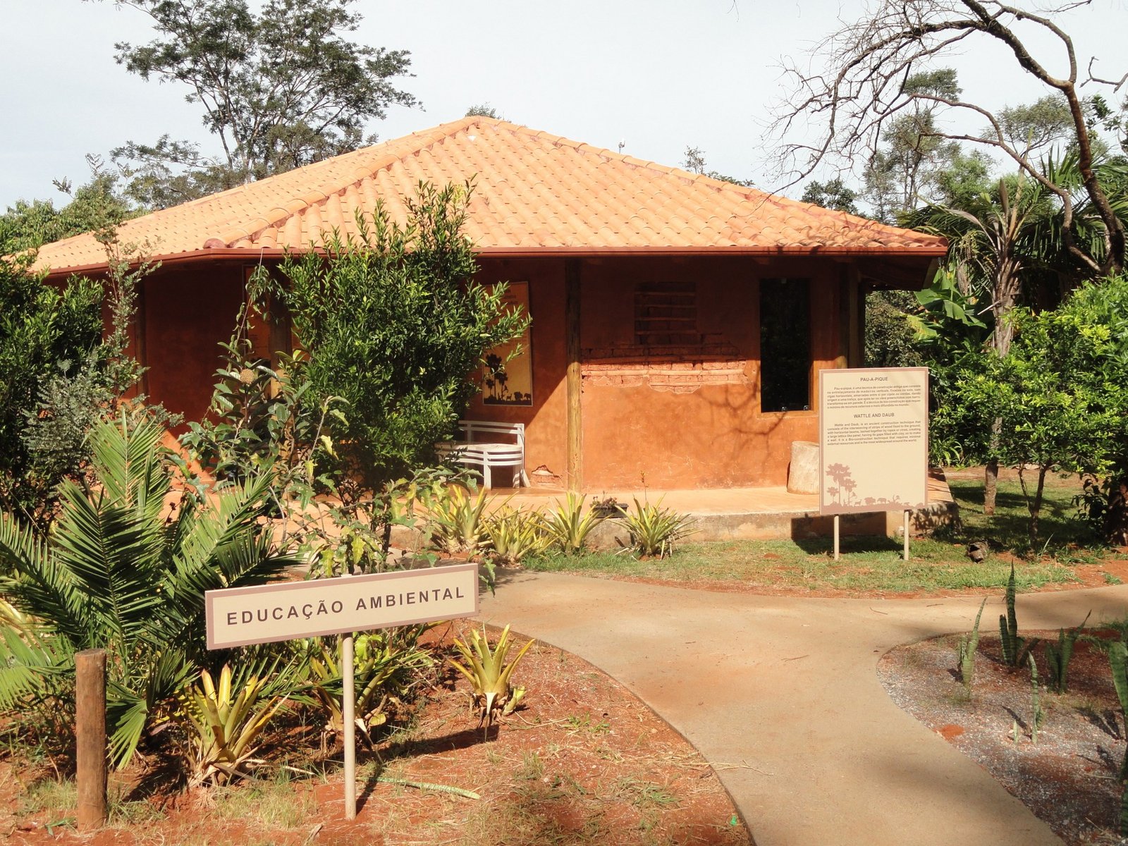 Casa de pau a pique com telhado de barro na área de educação ambiental do Jardim Botânico de Brasília