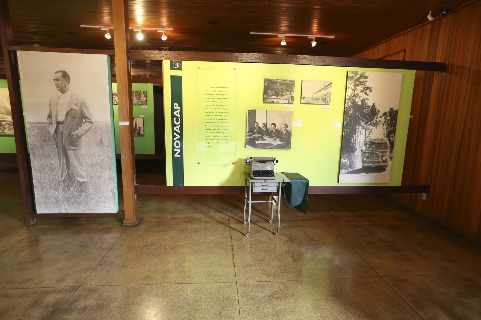 Sala de exposição do Museu Vivo da Memória Candanga com painel sobre a Novacap e fotos de época