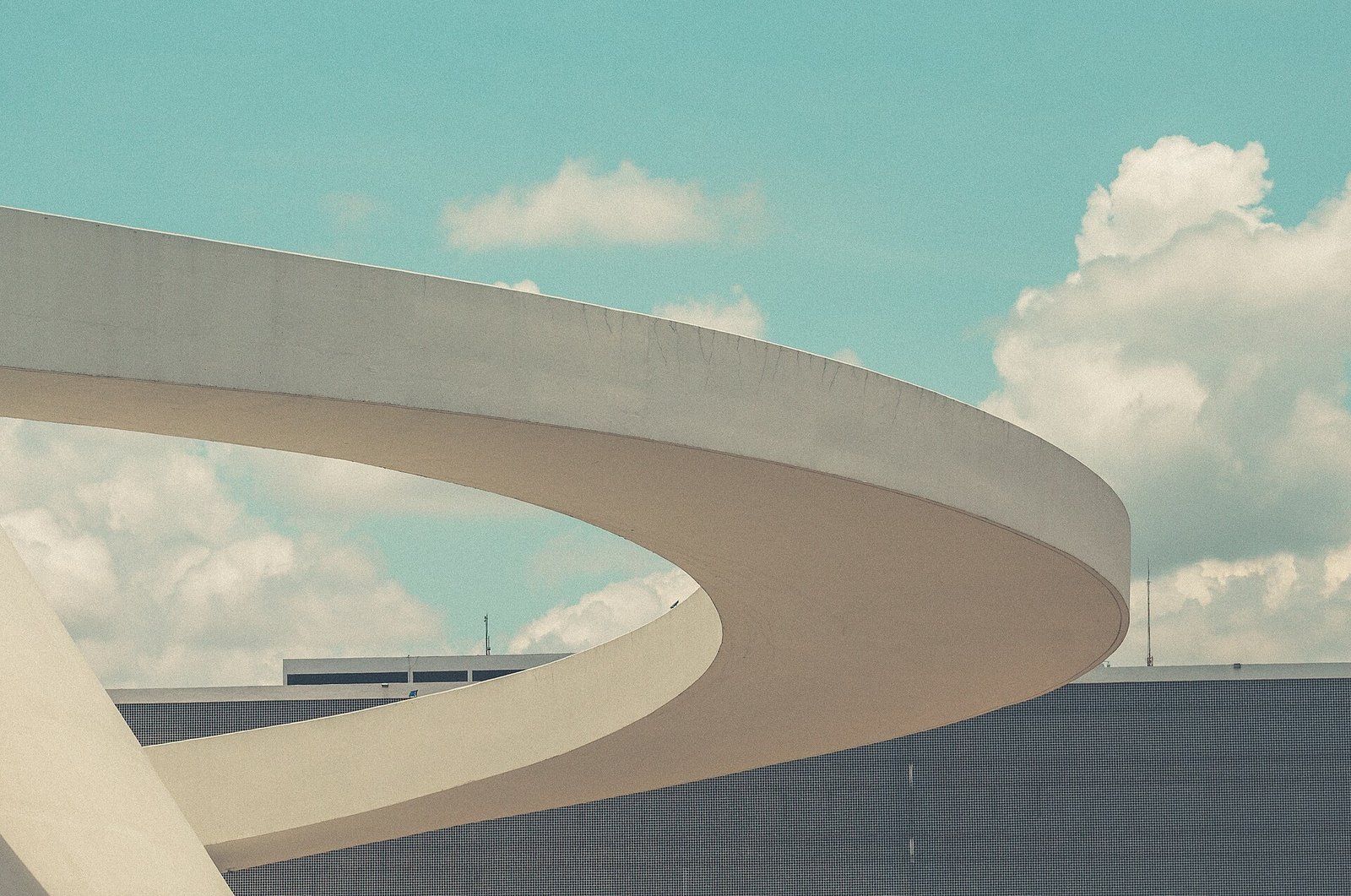 Marquise curva do Museu Nacional da República, em Brasília, vista contra o céu
