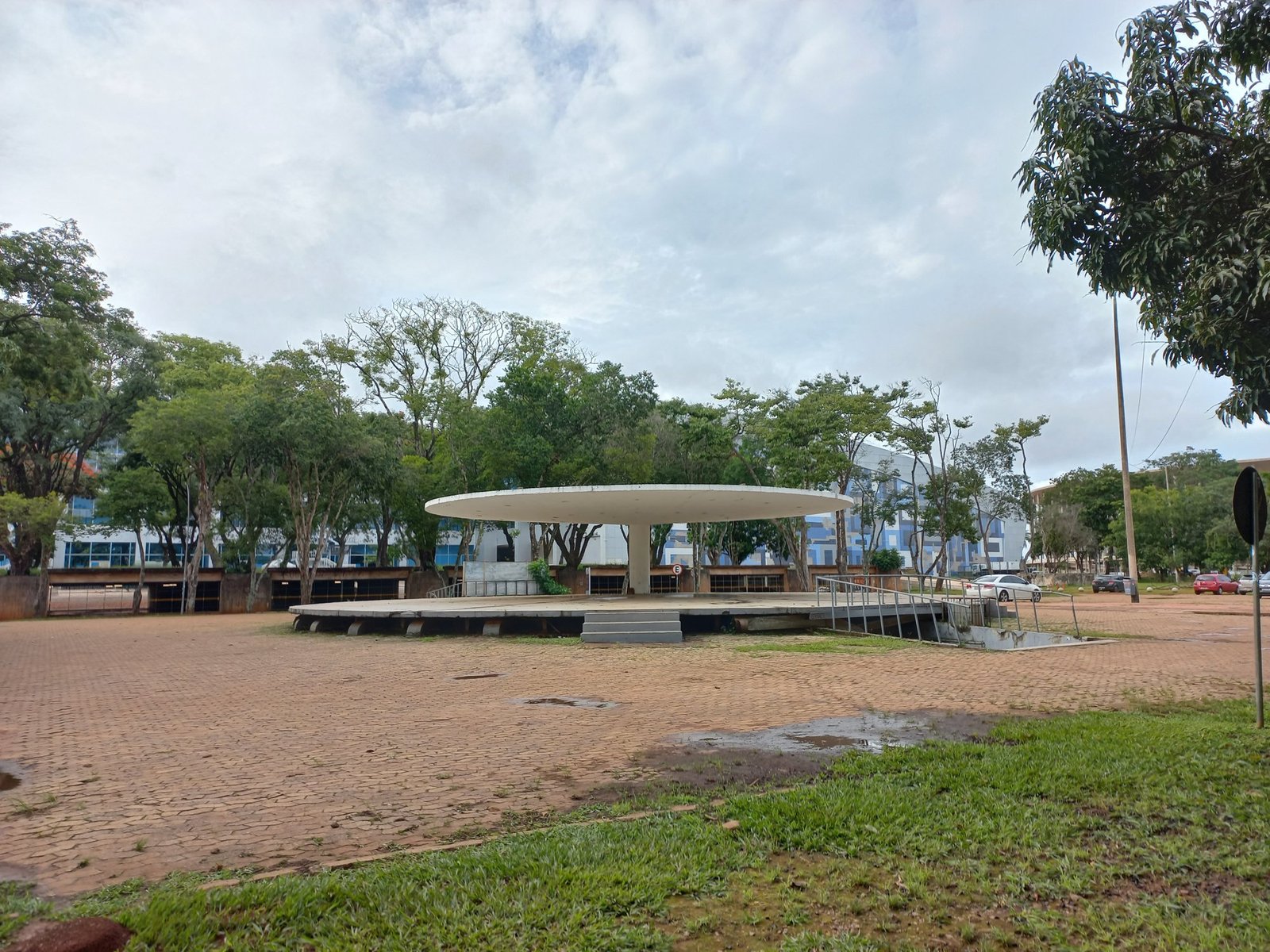 Palco circular de concreto do Clube do Choro, em Brasília, cercado de árvores