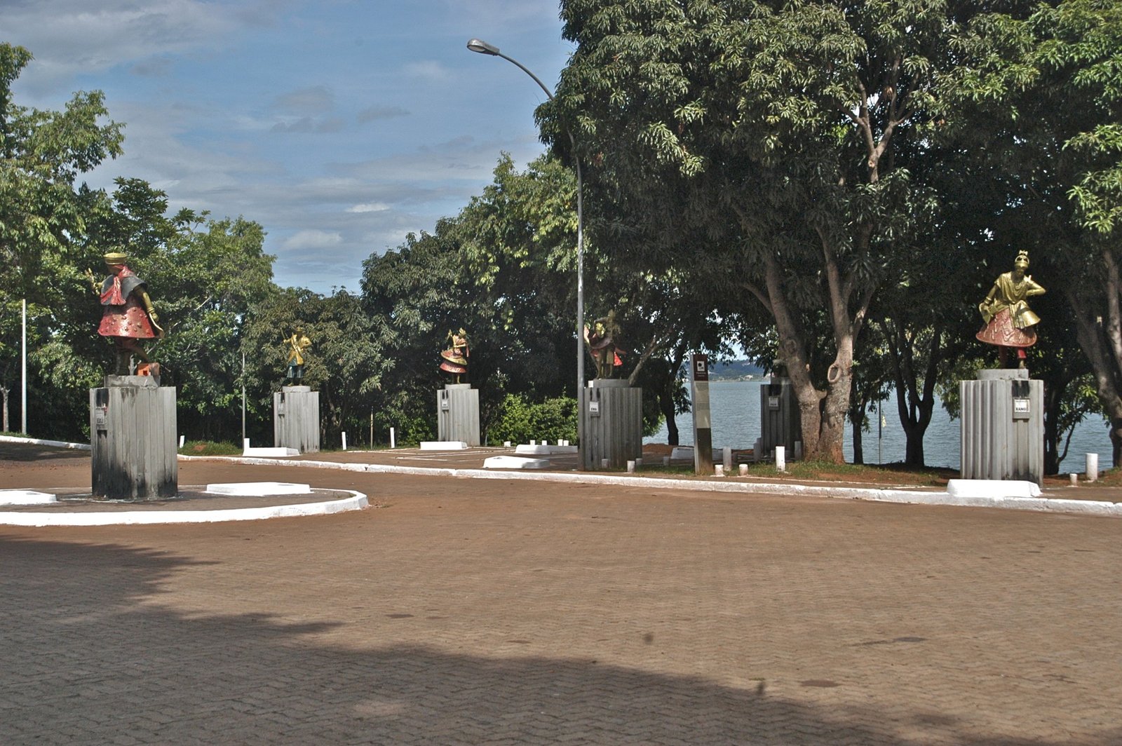 Estátuas de orixás em pedestais na Praça dos Orixás, às margens do Lago Paranoá, em Brasília