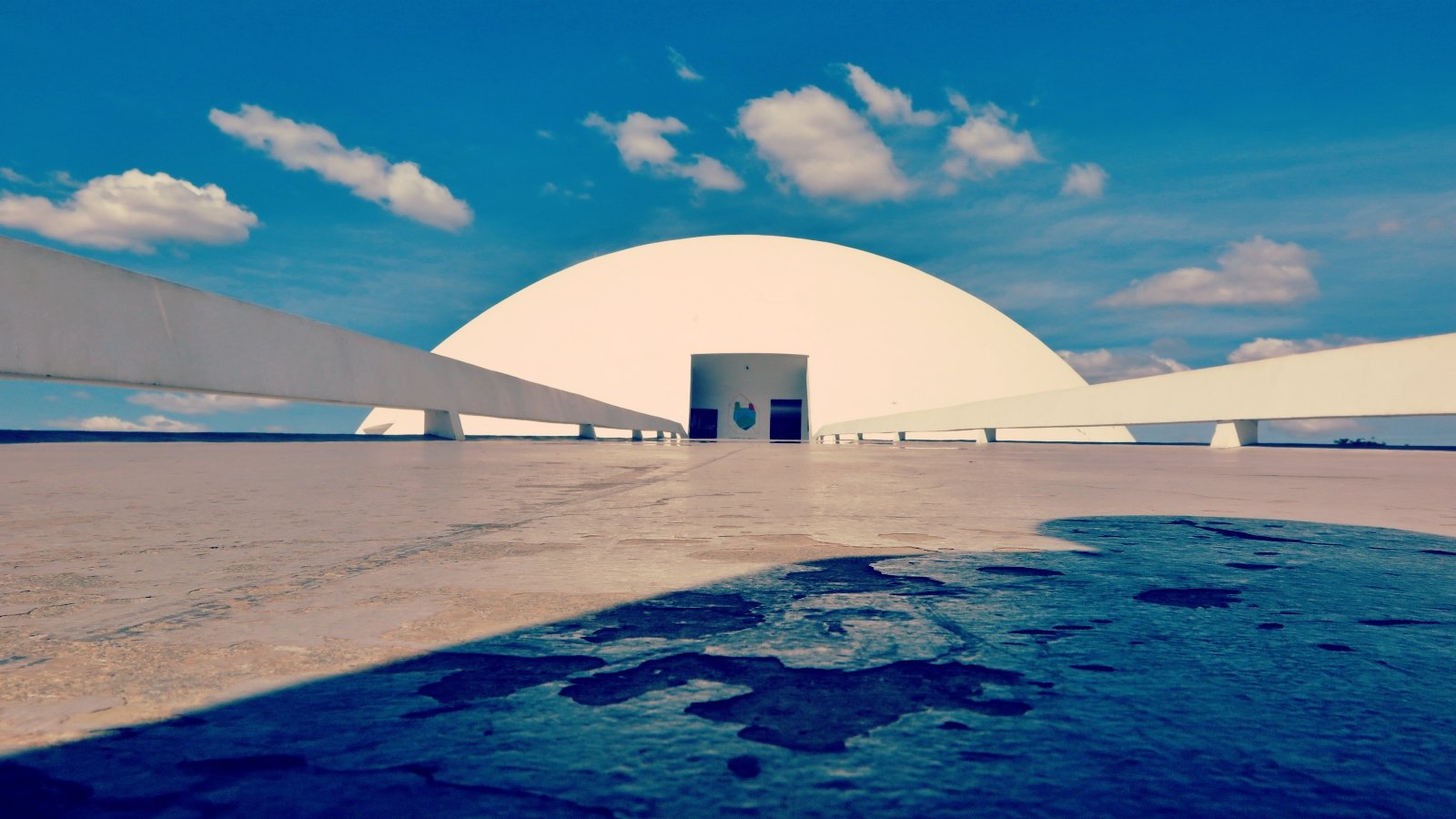 Cúpula branca do Museu Nacional da República, em Brasília, vista de uma das rampas com o céu azul ao fundo (foto de arquivo do prédio onde fica o teatro)