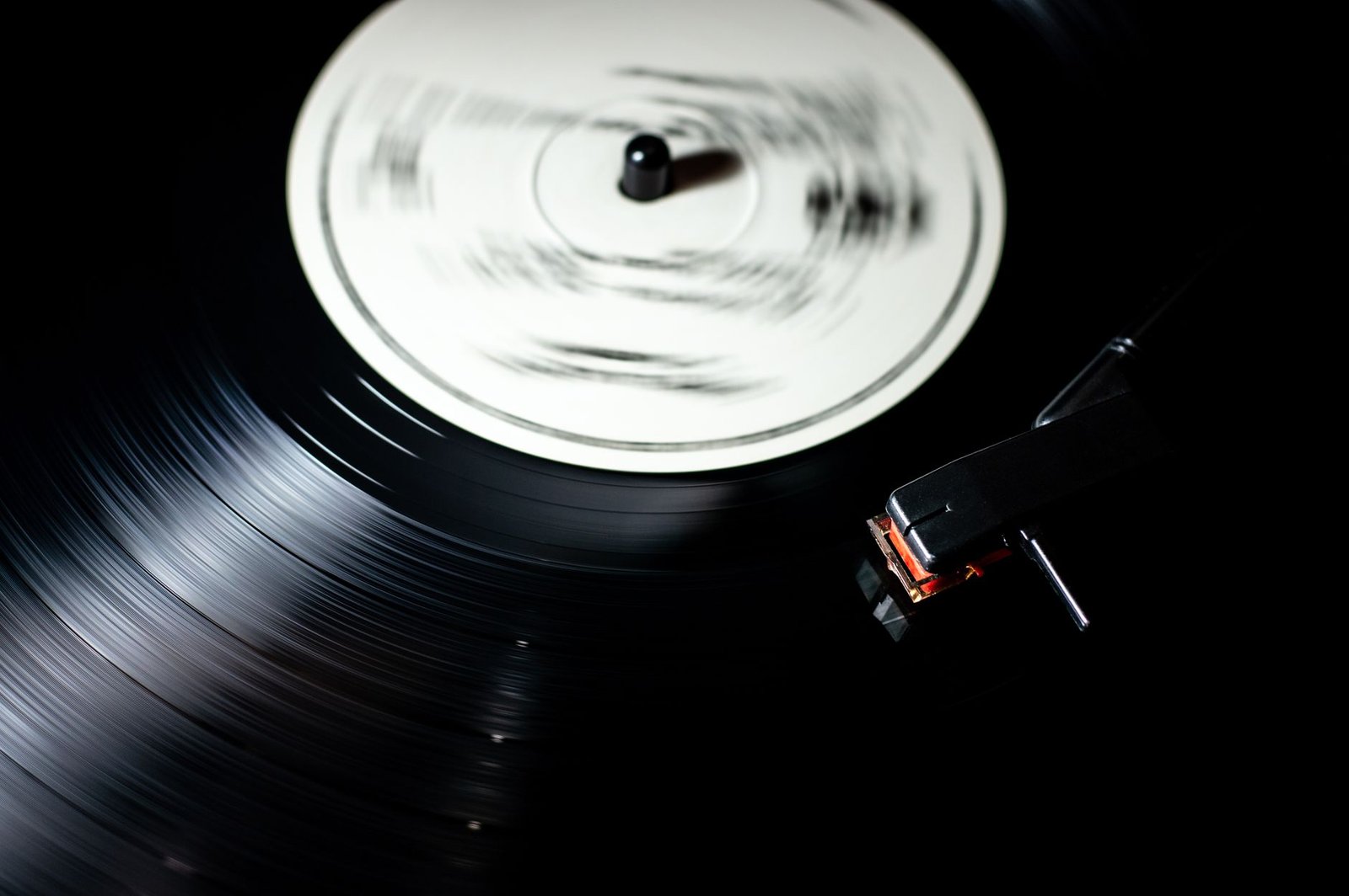 Disco de vinil girando em toca-discos
