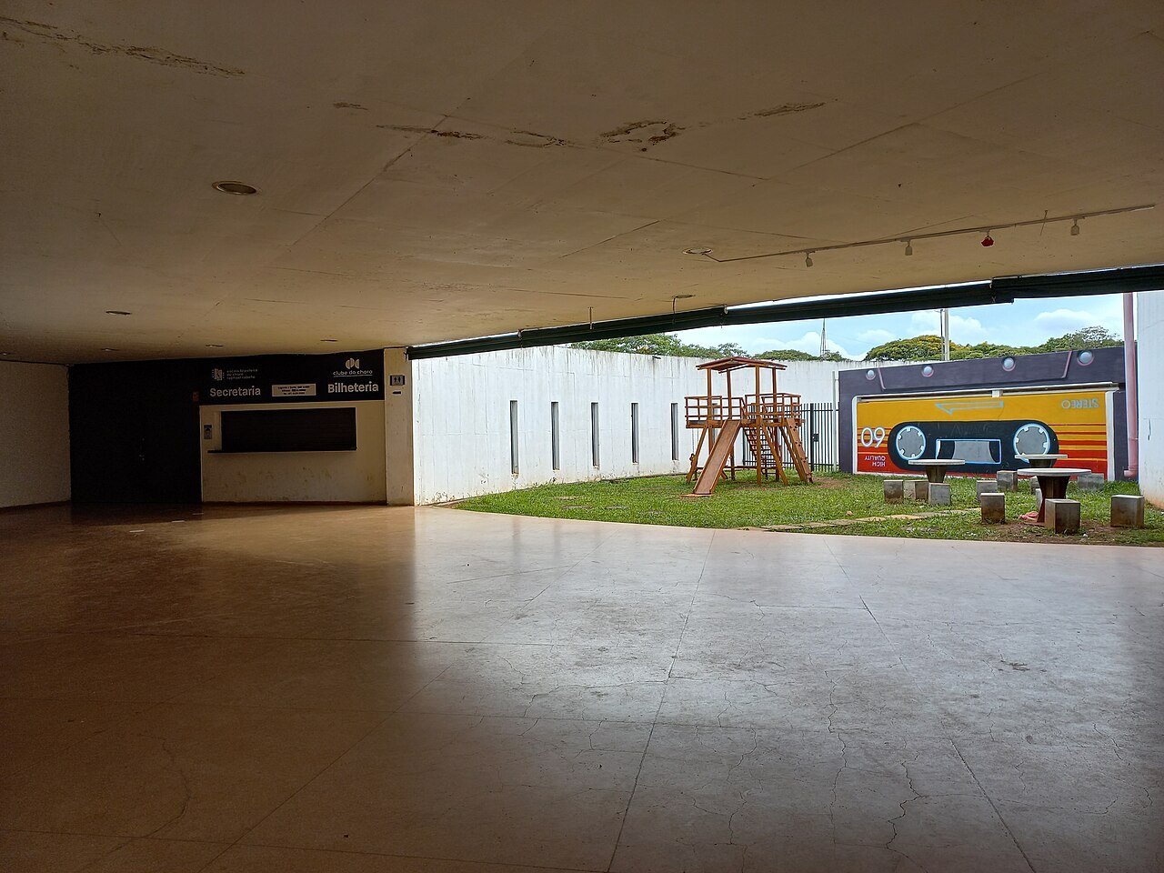 Secretaria e bilheteria do Clube do Choro, sob a marquise do espaço cultural, com pátio ao fundo (foto de arquivo)