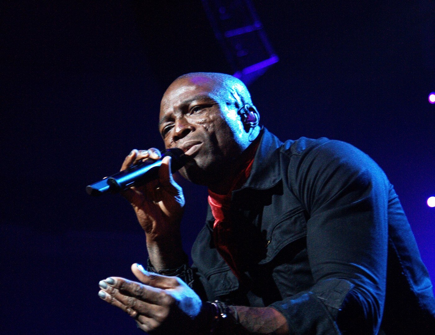 Seal cantando ao microfone em show, em foto de arquivo
