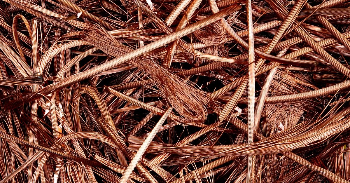 Emaranhado de fios de cobre desencapados prontos para reciclagem, em close