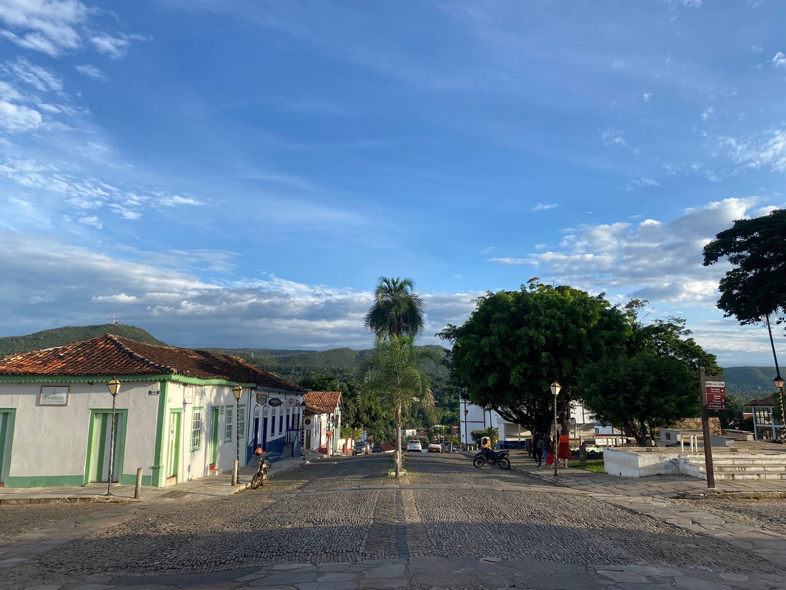 Praça e ruas de pedra do Centro Histórico de Pirenópolis, com casas coloniais e morros ao fundo