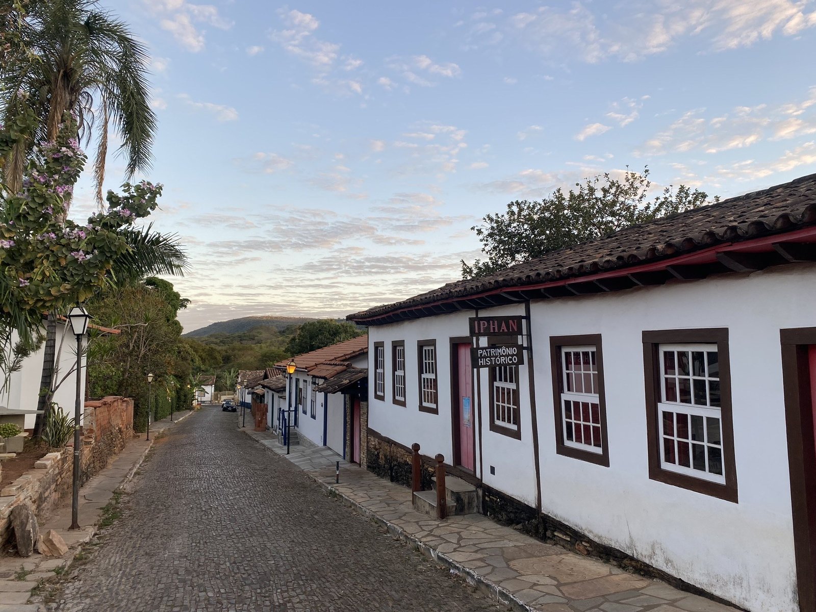 Rua de pedras no Centro Histórico de Pirenópolis, com casarões brancos de telhado colonial