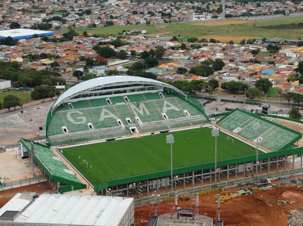 Vista aerea do Estadio Walmir Campelo Bezerra, o Bezerrao, com a palavra Gama nas arquibancadas