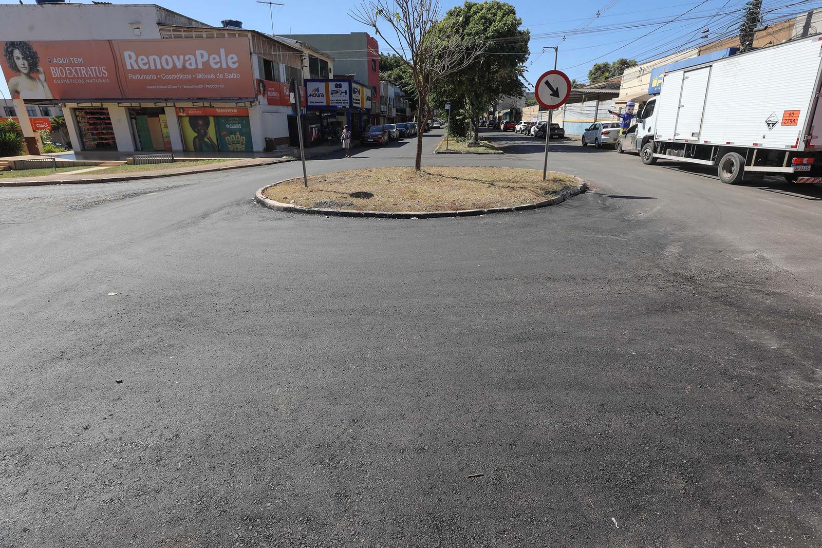 Rotatória com asfalto novo na quadra 8 de Sobradinho