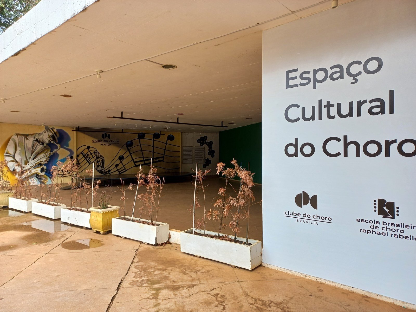 Entrada do Espaço Cultural do Choro, com mural de saxofonista e a pauta musical pintada na parede