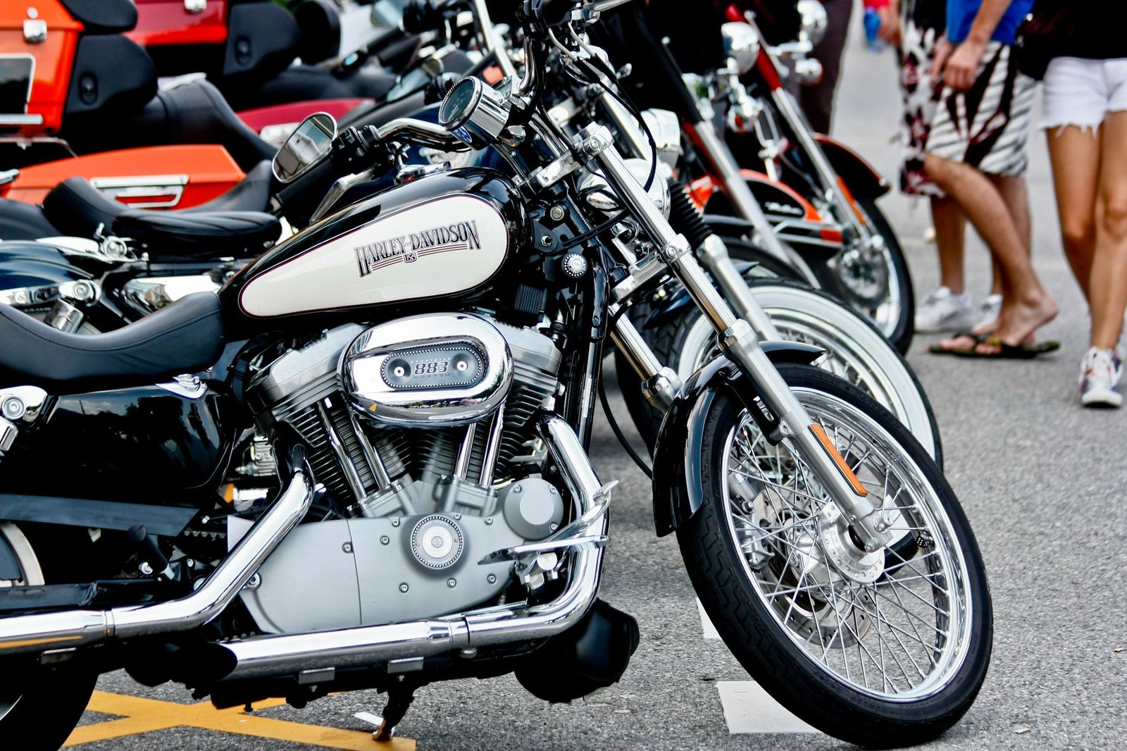 Fileira de motocicletas estacionadas, com uma Harley-Davidson em primeiro plano (foto de banco de imagens)