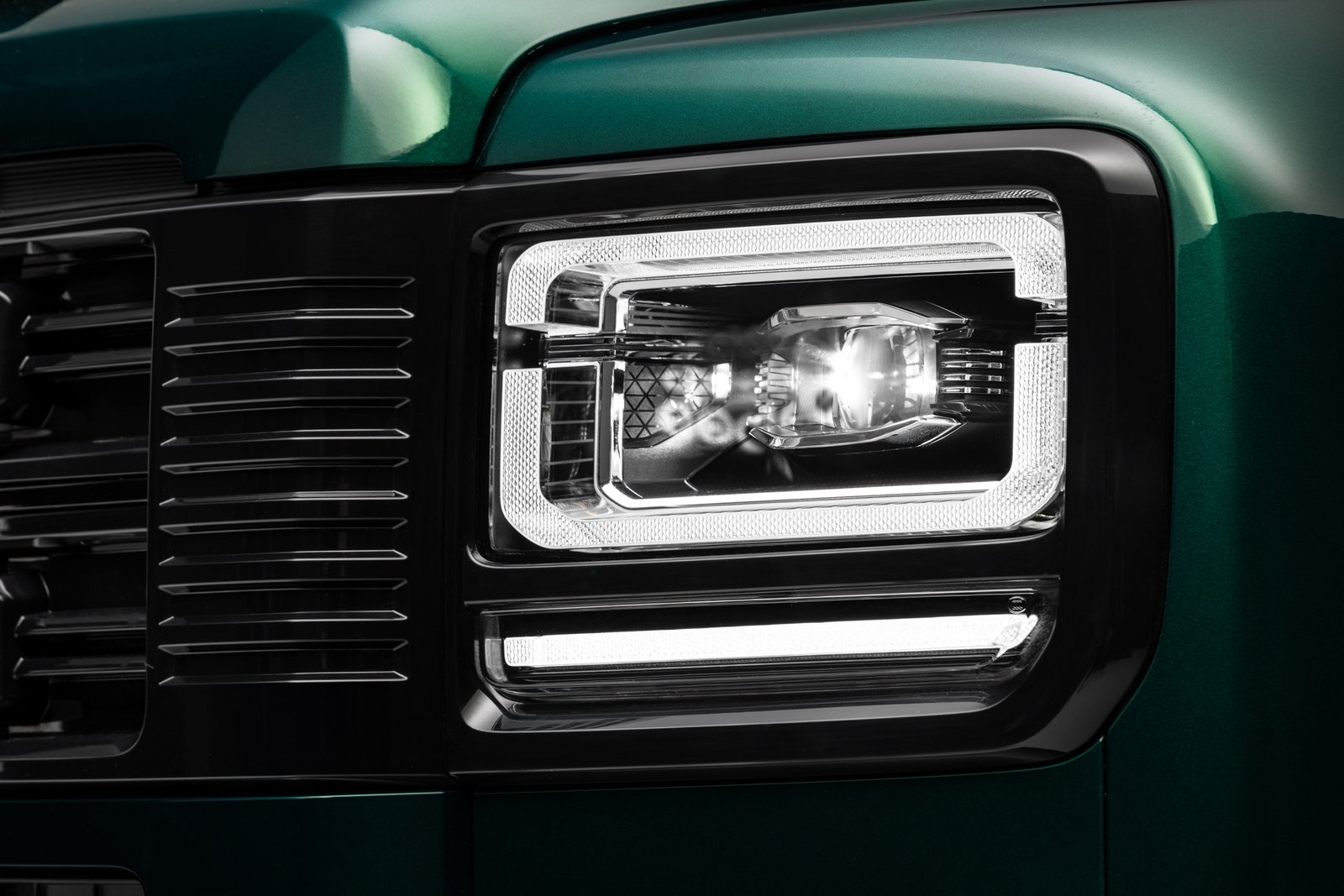 Detalhe do farol dianteiro em LED do SUV Haval H7