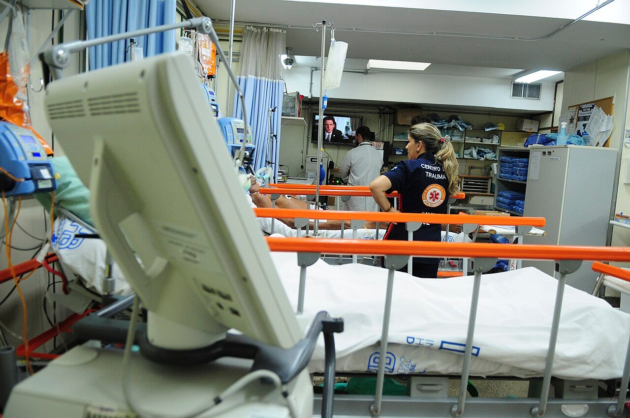Sala do Centro de Trauma do Hospital de Base, em Brasília, com macas, monitores e equipe de plantão