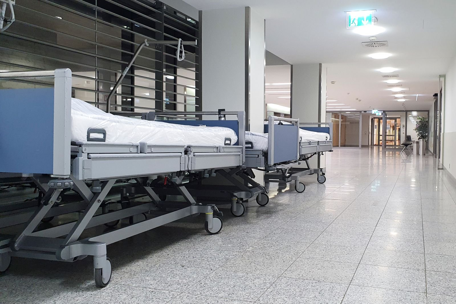 Corredor de hospital com macas vazias