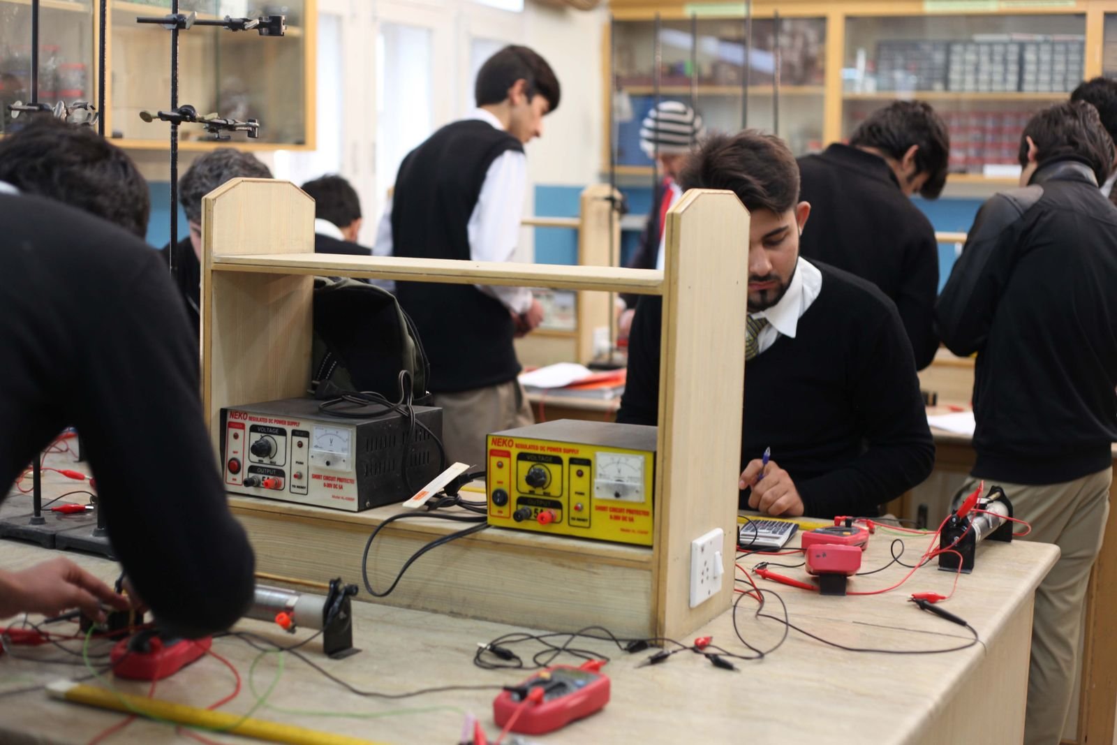 Estudantes montam circuitos em laboratório de eletrônica, foto de arquivo