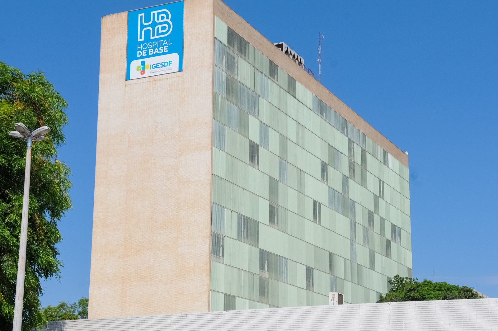 Fachada do Hospital de Base de Brasília com a placa do IGESDF no alto do prédio