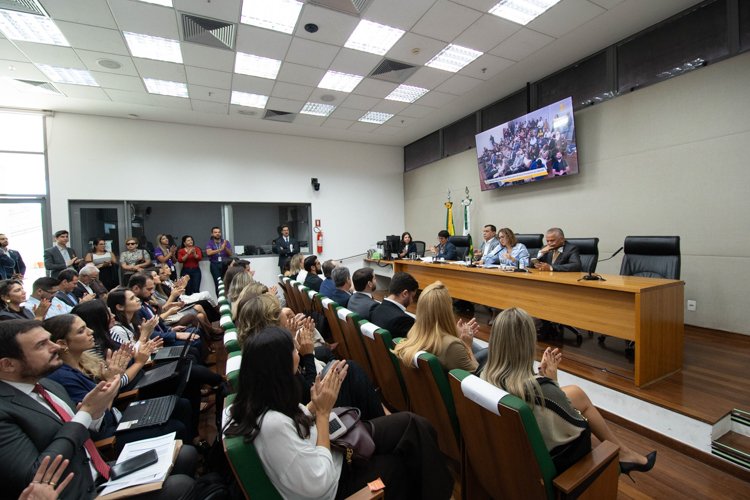 Sala de reunião das comissões da Câmara Legislativa do DF cheia, com a mesa diretora ao fundo